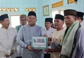 Bupati Seluma Salurkan Bantuan di Safari Ramadhan