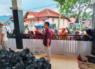 Wartawan Senior Karni Ilyas Salurkan 1.150 Paket Sembako ke Kampung Halaman