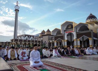 Shalat Eid di Masjid Raya Baitul Izzah, Gubernur Rohidin Pesan Agar Masyarakat Teruskan Nilai Ibadah Berkualitas