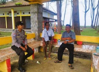 Polsek Maje Gelar Pengamanan dan Sampaikan Imbauan Kepada Wisatawan Pantai Danau Kembar Selama Libur Lebaran