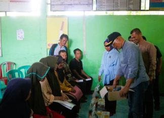 Bupati Gusnan Mulyadi Salurkan Bantuan Sosial Pangan untuk Masyarakat