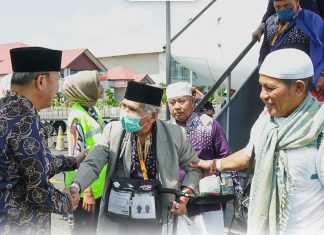 Gubernur Rohidin Sambut Kedatangan 390 Jemaah Haji Kloter Pertama