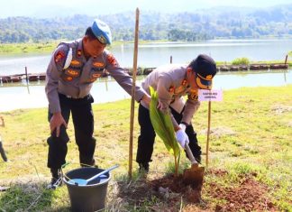 Sambut Hari Bhayangkara Ke-78, Polres Lebong Baksos Tanam 1500 Pohon
