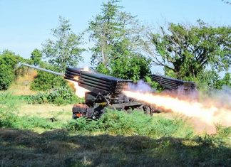 Tiga Unsur Resimen Artileri Korps Marinir Bombardir Kubu-Kubu Pertahanan Musuh