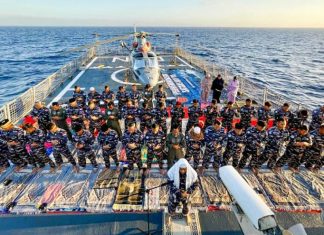 Satgas MTF, TNI dan Kontingen Garuda (Konga) XXVIII-O/UNIFIL Gemakan Takbir di Atas Kapal Perang