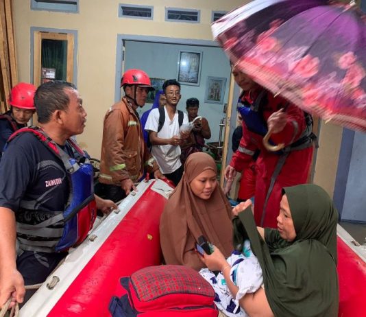 Damkar Turun Tangan Evakuasi Warga Terdampak Banjir
