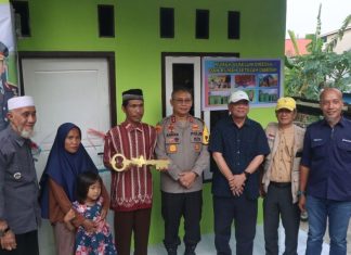 Penuh Haru, Kapolda Bengkulu Serahkan Kunci Program “Bedah Rumah” Kepada Warga Penerima Manfaat