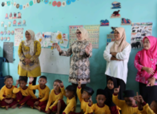 Dinas Pendidikan dan Kebudayaan Benteng Berikan Bantuan Alat APE untuk Paud Lentera Ilmu Desa Sidorejo