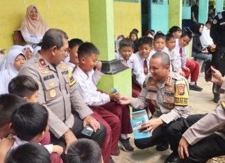 Dukung Program Pemerintah Dan Sambut HUT Brimob Polri Ke – 79, Polda Bengkulu Bagi Makan Siang Bergizi