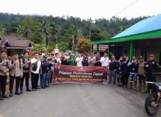 Personil Pam TPS Bersama KPU Laksanakan Pergeseran Logistik Pilkada 2024 Ke TPS Terjauh Sungai Lisai