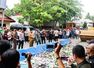 Polda Bengkulu Musnahkan 1.800 Botol Miras dan 1.000 Bungkus Rokok Ilegal dalam Operasi Pekat Nala II 2024