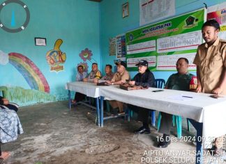 Bhabinkamtibmas Polsek Selupu Rejang Kawal Pembagian BLT DD TA 2024 di Desa Air Putih