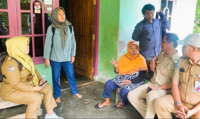 Warga Desa Padang Kuas