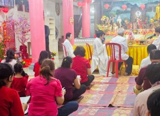 Kegiatan Ibadah Imlek 2025 di Vihara Buddhayana Kota Bengkulu Berlangsung Khidmat