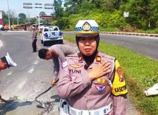 Satlantas Polres Bengkulu Tengah Tambal Jalan Berlubang dalam Operasi Keselamatan Nala 2025