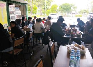 Diduga Ditipu Agen Perjalanan, Ratusan Mahasiswa Unihaz Bengkulu Terlantar di Bandara Fatmawati Soekarno