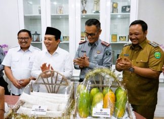Kalapas Beri Walikota Hadiah Tempe dan Pepaya Hasil Kebun Lembaga