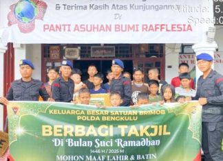 Sat Brimob Polda Bengkulu Bagikan Takjil ke Pantai Asuhan