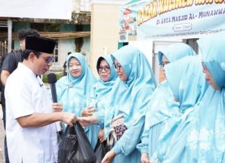 Walikota Beri Hadiah Telur Ayam Kepada Warga