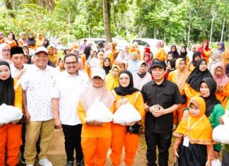 Pemkot Bengkulu dan DPD REI Bengkulu Bagikan Sembako untuk Petugas Kebersihan