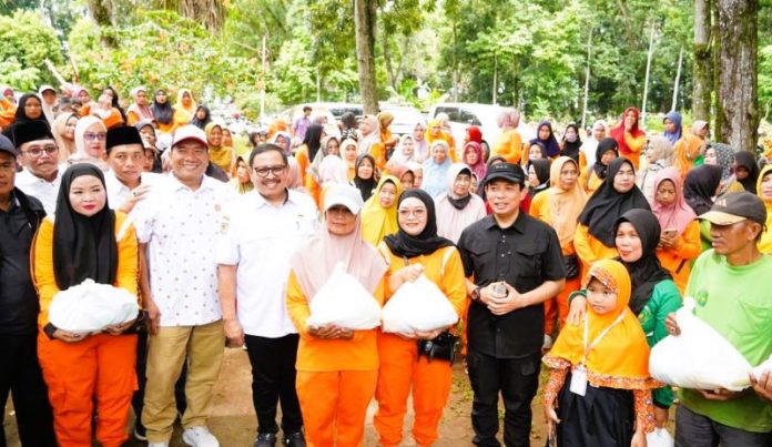 Pemkot berbagi sembako