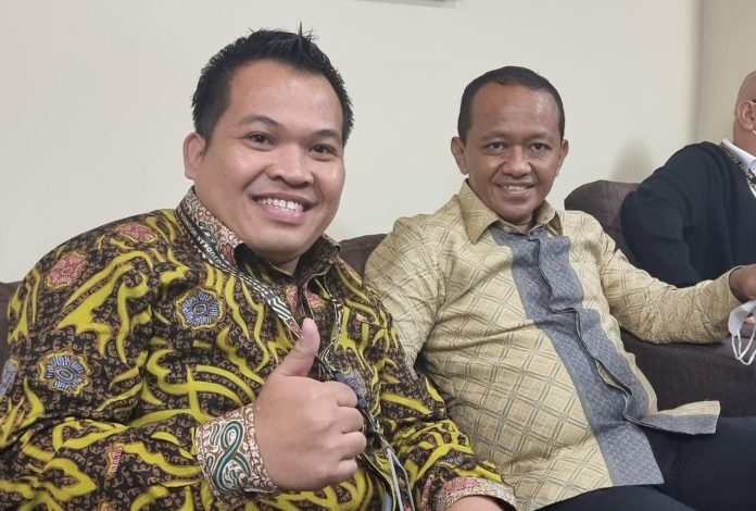 Ketua Dewan Pembina Badan Pengurus Daerah Himpunan Pengusaha Muda Indonesia (BPD HIPMI) Bengkulu, Undang Sumbaga, menyampaikan pentingnya langkah konkret dari pemerintah, khususnya di tingkat daerah, untuk menjaga stabilitas ekonomi masyarakat, di kediaman nya, Minggu (06/4/2025). (Dok:Undang/Coverpublik.com).