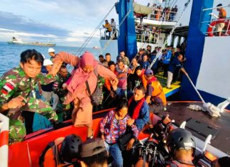 Alur Dangkal, KMP Pulau Telo Gagal Sandar di Pulau Baai, Penumpang Dievakuasi dengan Kapal Bantuan