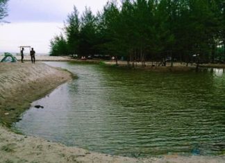 Menikmati Damainya Pantai Batu Kumbang, Permata Desa Pulau Baru