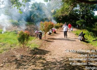Wabup Seluma Gustianto Awasi Langsung Kegiatan Kebersihan Rumah Dinas