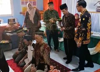 Sebarkan Isu SARA, Tiga Warga Rejang Lebong Jalani Hukum Adat Cambuk