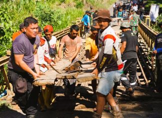 Wabup Bengkulu Utara Tinjau dan Ikuti Gotong Royong Perbaikan Jembatan Rusak di Desa Wonoharjo