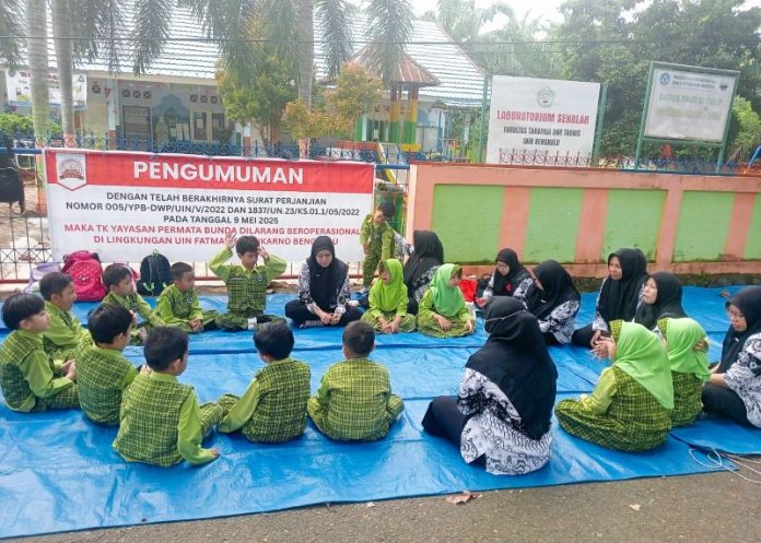 Murid TK Permata Bunda Belajar di Jalan