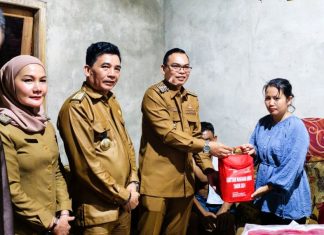 Bupati Seluma Salurkan Bantuan untuk Korban Kebakaran di Desa Sido Sari