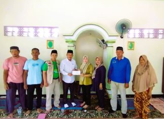 Baznas Bengkulu Tengah Salurkan Zakat Pemda untuk Renovasi Mushola dan Bantuan Warga Sakit
