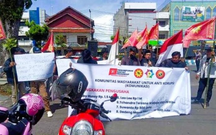 Komunikasi menggelar aksi unjuk rasa