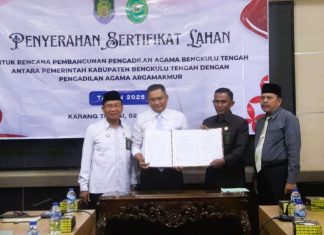 Perkuat Akses Keadilan, Bupati Bengkulu Tengah Serahkan Sertifikat Lahan untuk Pembangunan Pengadilan Agama