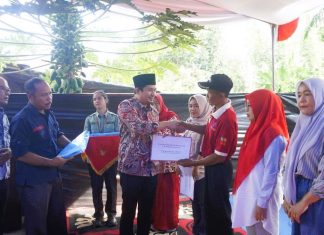 Dorong Perkebunan Berkelanjutan, Bupati Bengkulu Utara Salurkan Pupuk Gratis dan STDB
