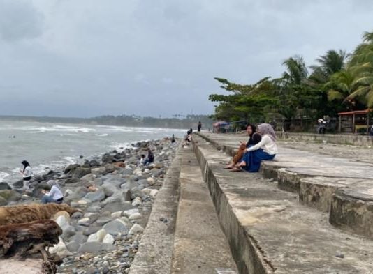 Menikmati Senja dan Menjala Ikan di Pantai Pasar Bawah Bengkulu Selatan