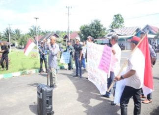 LSM PEKAT Gelar Aksi Unjuk Rasa di Depan Kejari Bengkulu Tengah, Tuntut Transparansi Dana Desa dan PKK