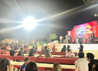 Brimob Bengkulu Hadirkan Hiburan Musik untuk Warga Pasar Bengkulu