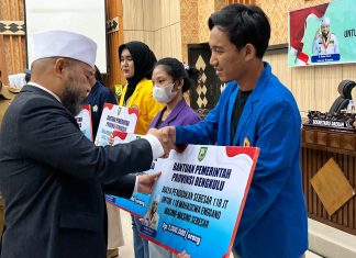 Gubernur Helmi Hasan Serahkan Bantuan Pendidikan untuk Siswa dan Mahasiswa Pulau Enggano