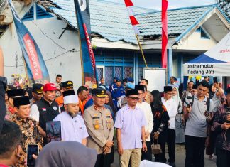 Gubernur Bengkulu Silaturahmi dan Bakar Ikan Bersama Nelayan Pulau Baai
