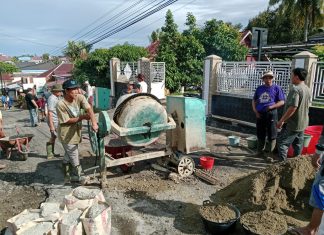 Sudah 18 Tahun Dibiarkan Rusak, Jalan Ini Akhirnya Diperbaiki Warga Tanpa Bantuan Pemerintah