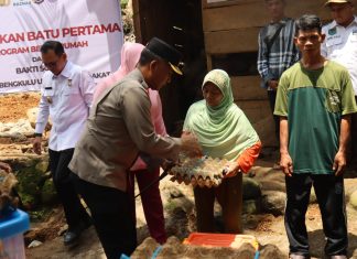 Kapolda Bengkulu Berikan Bedah Rumah Untuk Orang Tua Balita Penderita Penyakit Cacing di Seluma