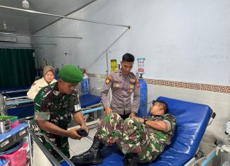 Polisi Sigap Evakuasi Anggota TNI dan Warga Korban Laka Lantas di Bengkulu