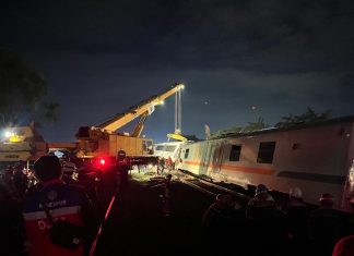 Brimob Amankan Lokasi Anjloknya Kereta Purwojaya di Bekasi