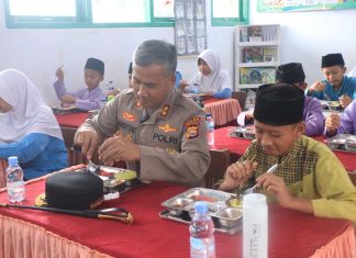 Kapolda Bengkulu Tinjau Dapur SPPG dan Bagikan Makan Bergizi Gratis untuk Siswa SDN 75