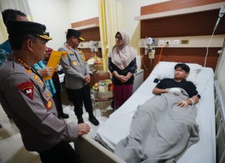 Kapolri Listyo Sigit Kunjungi Korban Ledakan SMAN 72 di RSI Cempaka Putih