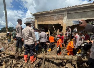Tugas Kemanusiaan Berlanjut: Tim Brimob Polda Riau Evakuasi Jenazah Korban Bencana di Kecamatan Palembayan