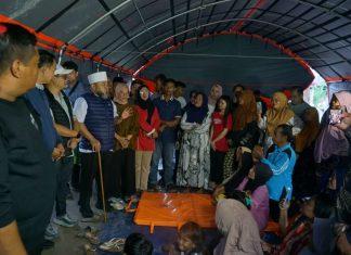 Gubernur Bengkulu Tinjau Lokasi Banjir dan Serahkan Bantuan di Padang Pariaman